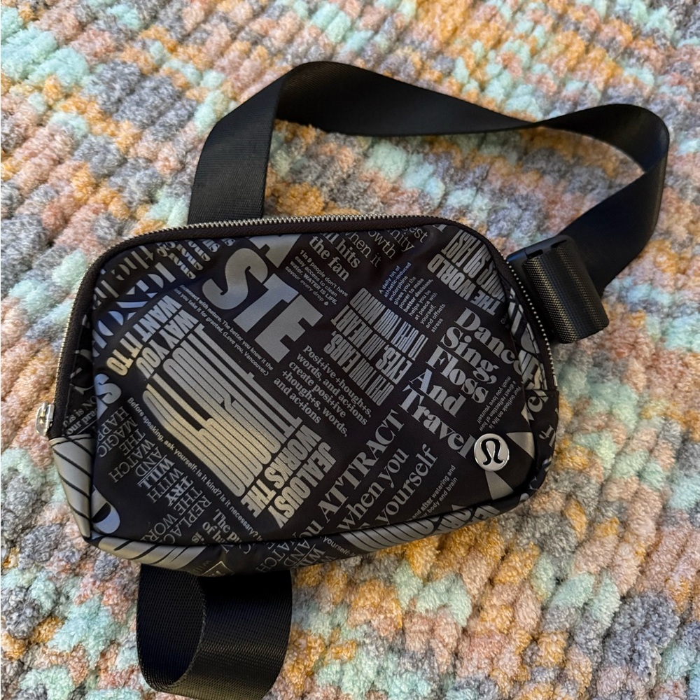 Lululemon Everywhere Belt Bag 1L
Manifesto Print Black Silver